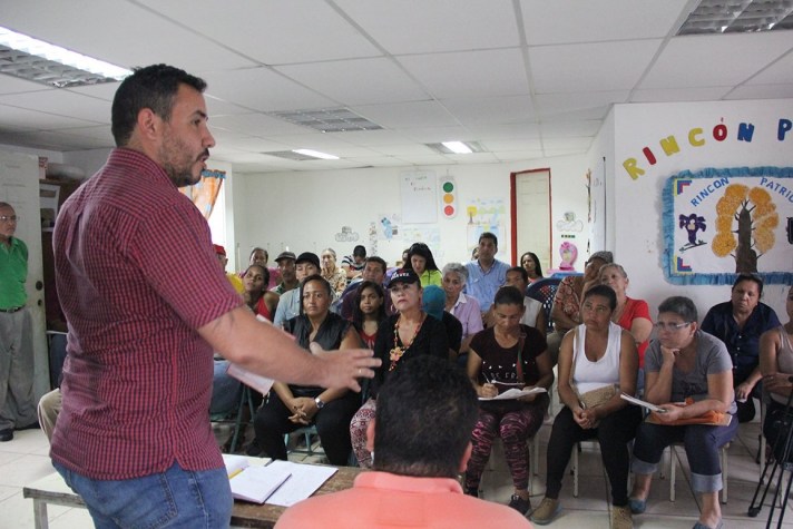 Luis Jose Marcano Alcalde de Barcelona reunido con las comunas
